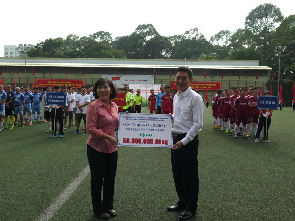 Những trận bóng nghĩa tình vì cái Tết vui cho dân nghèo ảnh 6