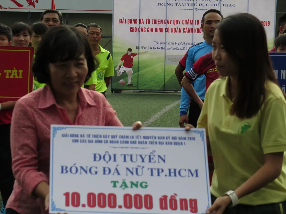 Những trận bóng nghĩa tình vì cái Tết vui cho dân nghèo ảnh 7