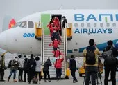 Tuyển nữ Việt Nam nhận thưởng xe hơi, SH, điện thoại,… mì gói ăn cả năm ảnh 1 Từ vé World Cup đến đời thực những cô gái vàng