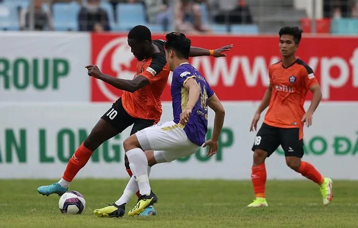 Ngoại binh của SHB Đà Nẵng tạo ra quả phạt đền nhưng không thể vui khi đội nhà thua. Ảnh: VPF.