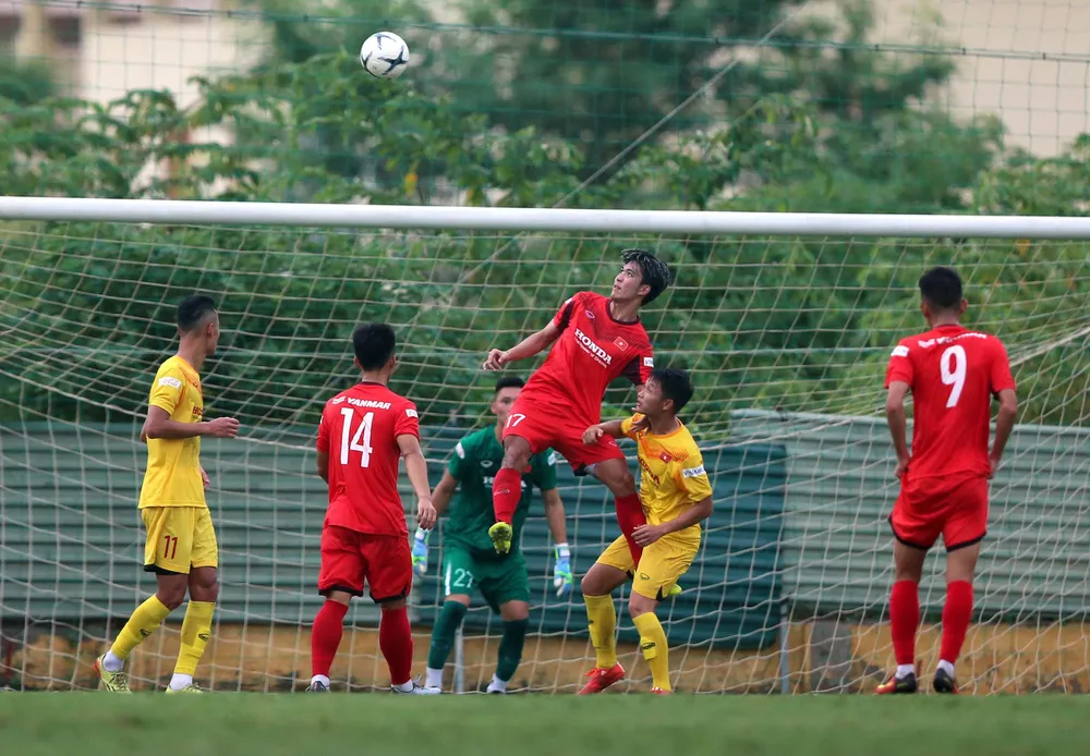 Ông Park trong vài ngày qua đã hai lần thay thế, bổ sung cầu thủ do chấn thương. Ảnh: ANH PHƯƠNG.