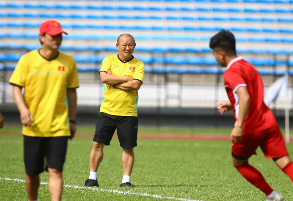 HLV Park Hang-seo không có sự phục vụ của cặp trung vệ giỏi của U-23 cũng khoác áo tuyển quốc gia là Thanh Bình và Việt Anh. Ảnh: ANH PHƯƠNG.