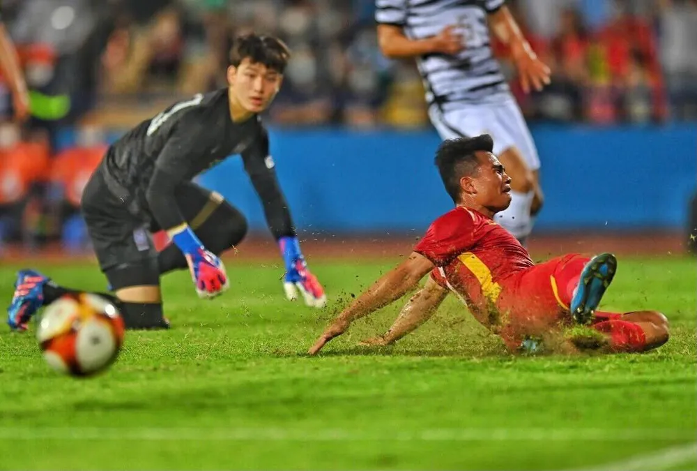 Hồ Thanh Minh tiếc rẻ khi chậm một nhịp đệm bóng vào lưới trống. Ảnh: HẢI THỊNH. Hồ Thanh Minh tiếc rẻ khi chậm một nhịp đệm bóng vào lưới trống. Ảnh: HẢI THỊNH.