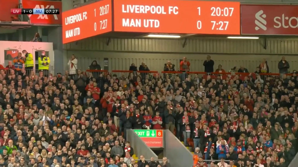 ... rất cảm kích nghĩa cử của khán giả trên sân Anfield. Ảnh: CGI