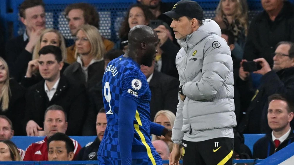 Lukaku rời sân trong tiếng la ó của khán giả. Ảnh: CGI.