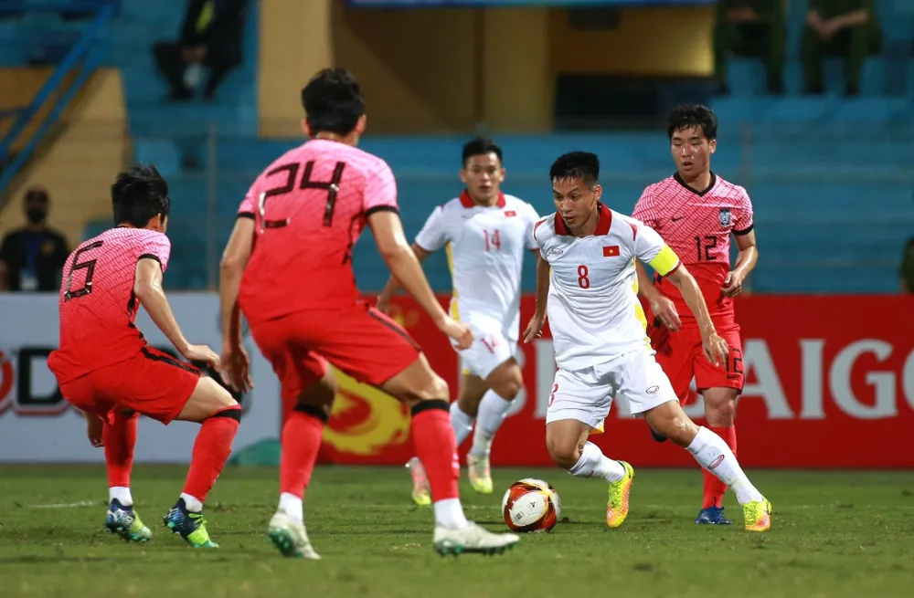 Đội trưởng Hùng Dũng ra sân giúp tuyến giữa của U-23 Việt Nam chơi sáng sủa hơn. Ảnh: ANH THỎA. Đội trưởng Hùng Dũng ra sân giúp tuyến giữa của U-23 Việt Nam chơi sáng sủa hơn. Ảnh: ANH THỎA.