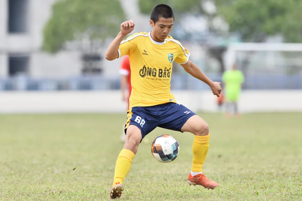 Trần Gia Huy từ một cậu bé mắc chứng suy dinh dưỡng đã trở thành cầu thủ chuyên nghiệp với chiều cao 1m72 và cân nặng 60kg. Trần Gia Huy từ một cậu bé mắc chứng suy dinh dưỡng đã trở thành cầu thủ chuyên nghiệp với chiều cao 1m72 và cân nặng 60kg.