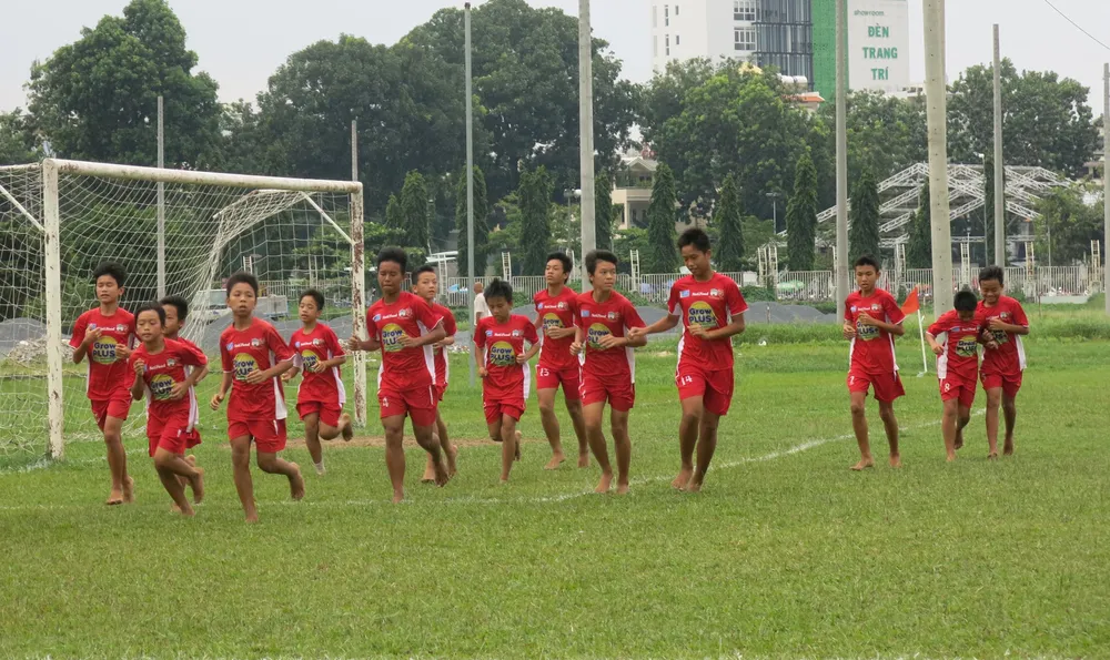 Cầu thủ khóa I rèn luyện với đôi chân trần để tạo cảm giác bóng tốt nhất. Cầu thủ khóa I rèn luyện với đôi chân trần để tạo cảm giác bóng tốt nhất.