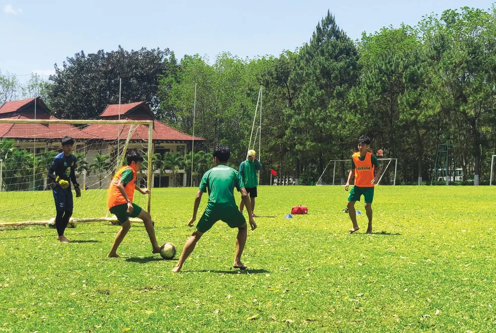 Cách đào tạo toàn diện từ gốc của Học viện Nutifood JMG sản sinh ra những cầu thủ không chỉ đá bóng giỏi mà còn là một công dân gương mẫu. Cách đào tạo toàn diện từ gốc của Học viện Nutifood JMG sản sinh ra những cầu thủ không chỉ đá bóng giỏi mà còn là một công dân gương mẫu.