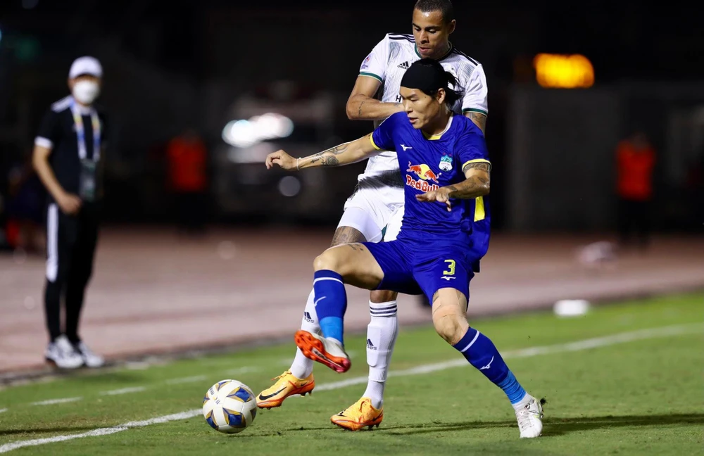 Trung vệ Kim Dong-su dũng mãnh đối đầu với đồng hương ở đội Joenbuk. Ảnh: ANH DUY.