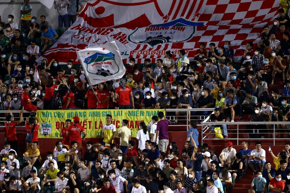 ... dưới sự cổ vũ đông đảo của người hâm mộ trên sân Thống Nhất. Ảnh: ANH DUY.