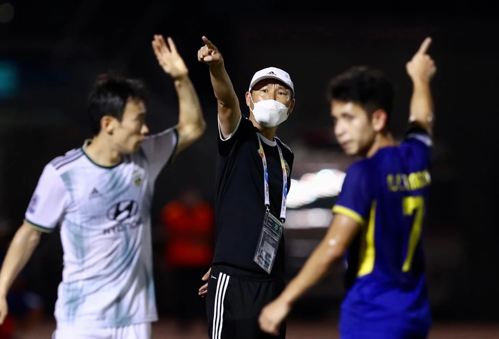 HLV Kim Sang-sik nuối tiếc khi các học trò đánh rơi điểm trên sân Thống Nhất. Ảnh: ANH DUY.