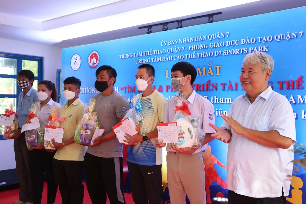 Tặng quà cho các HLV, VĐV ở quận 7. Ảnh: ANH PHƯƠNG. Tặng quà cho các HLV, VĐV ở quận 7. Ảnh: ANH PHƯƠNG.