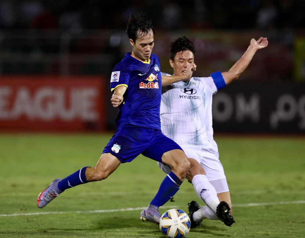 Văn Toàn tỏa sáng mang về 1 điểm cho HA Gia Lai...