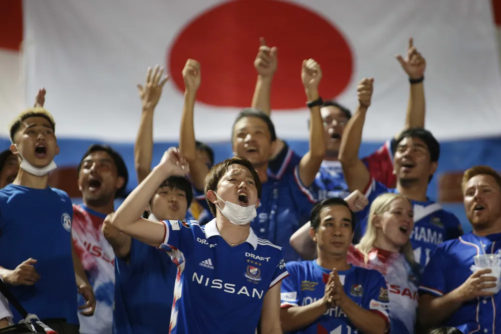 Cổ động viên Nhật Bản hào hứng với đội nhà Yokohama đang xếp nhất bảng H...