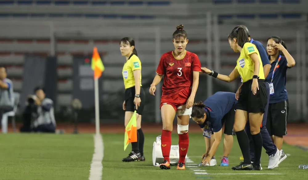 Nữ trung vệ Chương Thị Kiều với những vết chấn thương vẫn ngoan cường thi đấu trong trận chung kết thắng Thái Lan để lên ngôi vô địch SEA Games 30. Ảnh: ANH PHƯƠNG. Nữ trung vệ Chương Thị Kiều với những vết chấn thương vẫn ngoan cường thi đấu trong trận chung kết thắng Thái Lan để lên ngôi vô địch SEA Games 30. Ảnh: ANH PHƯƠNG.