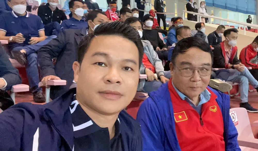 Anh Trần Văn Quỳnh và bố xem trận HA Gia Lai - Sydney trên sân Thống Nhất. Ảnh: AN. Anh Trần Văn Quỳnh và bố xem trận HA Gia Lai - Sydney trên sân Thống Nhất. Ảnh: AN.