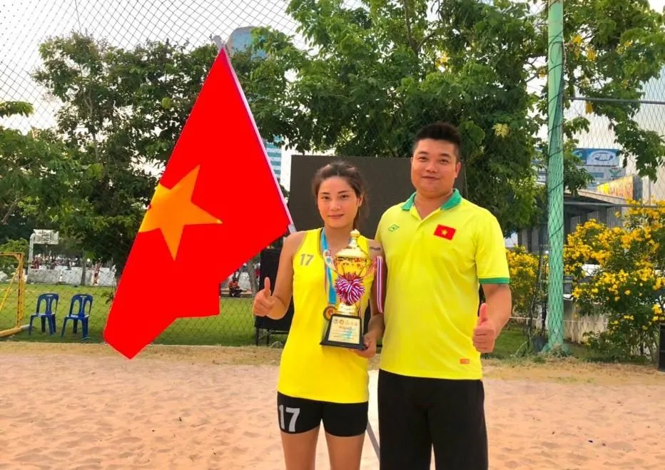 HLV Nguyễn Thái Hòa và học trò Kim Yến hạnh phúc với chiến tích số một châu Á. Đây cũng là hai nhà vô địch châu lục đầu tiên của thể thao Bình Định.