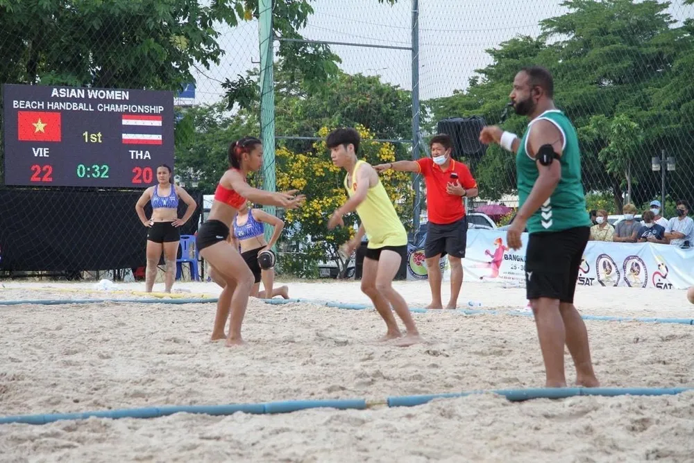 ... nhưng không ngờ trong trận lượt về lại ngã ngựa 0-2.