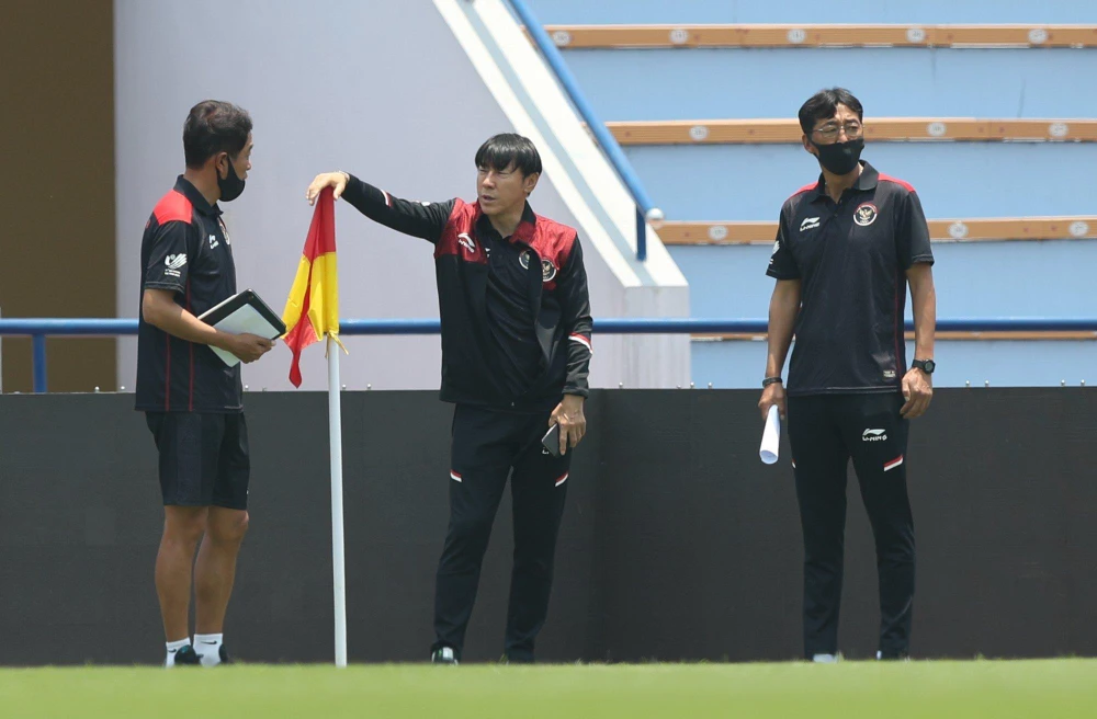 HLV Shin Tae-yong cùng các cộng sự kiểm tra mặt sân Việt Trì đã hoàn chỉnh trước giờ G. Ảnh: ANH PHƯƠNG.