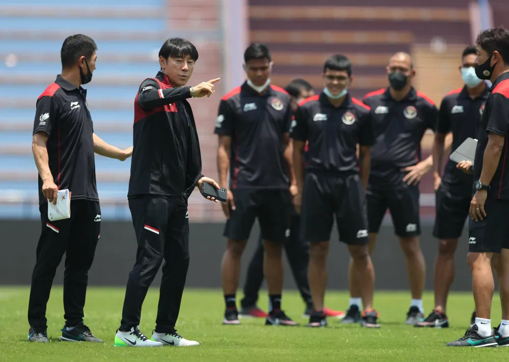 HLV Shin Tae-yong hy vọng các học trò ông sẽ làm nên chuyện ở trận ra quân nhiều khó khăn với chủ nhà U-23 Việt Nam vào chiều 6-5 trên sân Phú Thọ. Ảnh: ANH DUY.