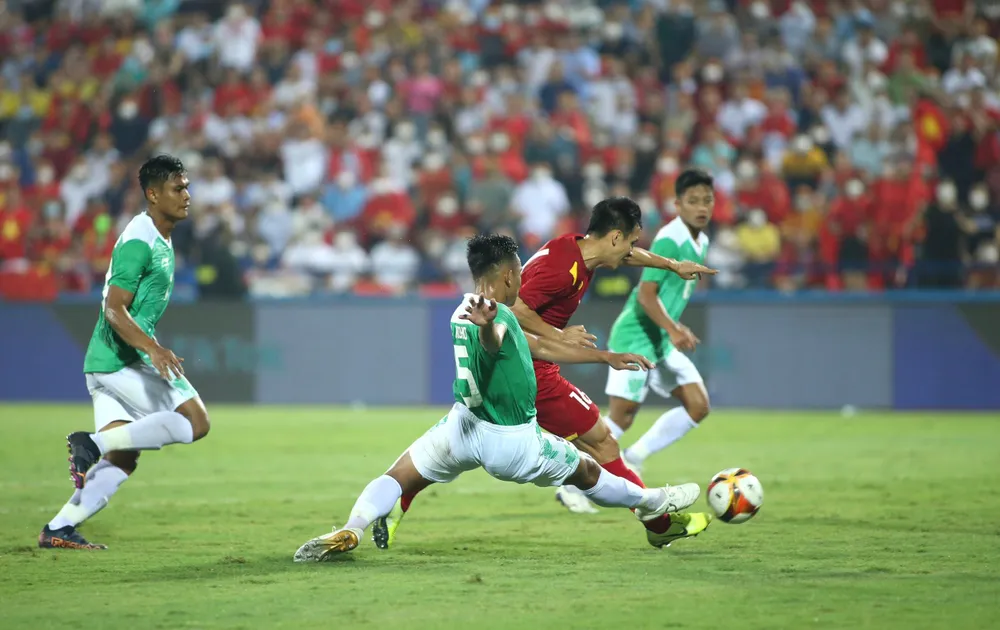 Đội trưởng Hùng Dũng chơi xuất sắc và đóng góp một bàn thắng cho tuyển trẻ U-23 Việt Nam. Ảnh: ANH PHƯƠNG.