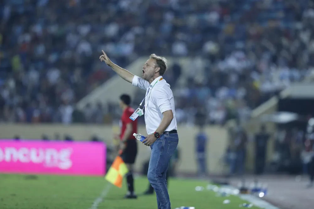 HLV Mano Polking thất vọng khi các học trò để thua ngược U-23 Malaysia trong trận ra quân SEA Games 31. Ảnh: ANH PHƯƠNG. HLV Mano Polking thất vọng khi các học trò để thua ngược U-23 Malaysia trong trận ra quân SEA Games 31. Ảnh: ANH PHƯƠNG.