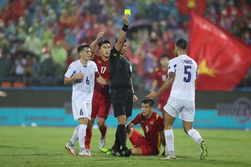 Tiền đạo Tiến Linh bị kèm chặt và khi có thời cơ, anh cũng không thể ghi bàn thắng. Ảnh: ANH PHƯƠNG.