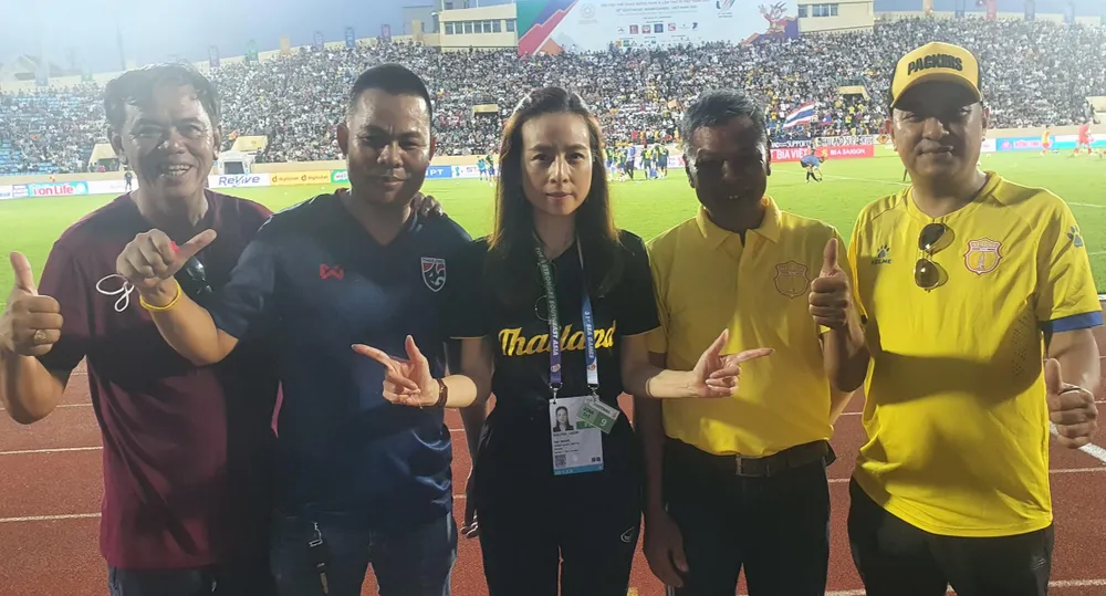 Anh Xuân Mạnh (thứ hai từ trái sang) và những CĐV cuồng nhiệt có mặt từ sân Việt Trì đến sân Thiên Trường đêm 9-5 bên cạnh Madam Pang - nữ trưởng đoàn của U-23 Thái Lan sau trận thắng lớn U-23 Singapore 5-0. Anh Xuân Mạnh (thứ hai từ trái sang) và những CĐV cuồng nhiệt có mặt từ sân Việt Trì đến sân Thiên Trường đêm 9-5 bên cạnh Madam Pang - nữ trưởng đoàn của U-23 Thái Lan sau trận thắng lớn U-23 Singapore 5-0.