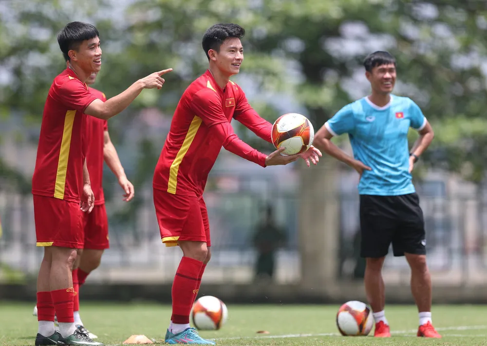 Trợ lý Chu Ngọc Cảnh hướng dẫn nhóm cầu thủ trẻ luyện tập đúng sức của họ, Trợ lý Chu Ngọc Cảnh hướng dẫn nhóm cầu thủ trẻ luyện tập đúng sức của họ,