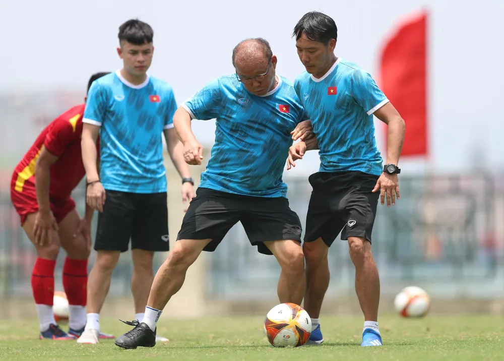 Thầy Hàn thị phạm từng động tác giúp học trò rút kinh nghiệm. Ảnh: ANH DUY. Thầy Hàn thị phạm từng động tác giúp học trò rút kinh nghiệm. Ảnh: ANH DUY.