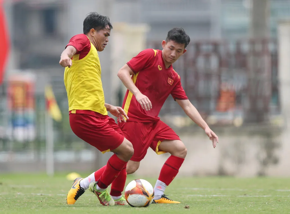 Tiền vệ Dụng Quang Nho cùng một số đồng đội trẻ chưa có nhiều đất diễn vẫn mê mải tự rèn luyện chờ cơ hội. Tiền vệ Dụng Quang Nho cùng một số đồng đội trẻ chưa có nhiều đất diễn vẫn mê mải tự rèn luyện chờ cơ hội.