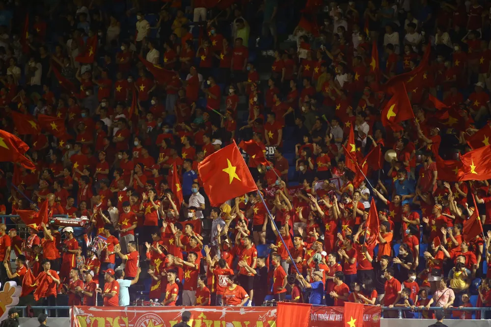 Đông đảo cổ động viên Việt Nam &quot;thắp lửa&quot; trên khán đài sân Cẩm Phả. Ảnh: ANH PHƯƠNG.