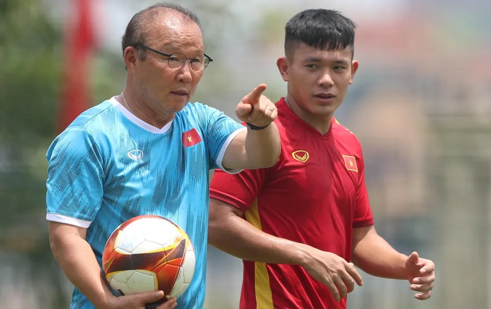 ... nhưng thầy trò ông Park nắm quyền tự quyết cao hơn nhờ ưu thế về nội lực mạnh mẽ lẫn sức cổ vũ cuồng nhiệt của cổ động viên trên sân Việt Trì. Ảnh: ANH DUY.