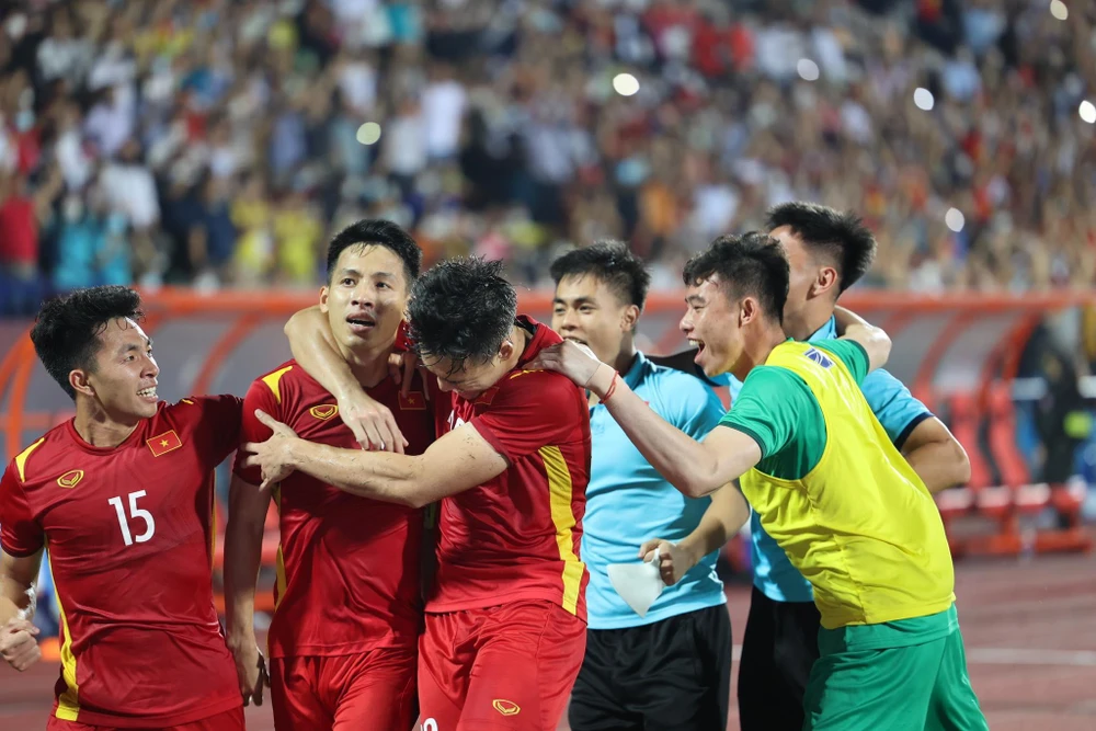 Thủ quân Đỗ Hùng Dũng và đồng đội sắp sửa vào bán kết SEA Games 31 với ngôi nhất bảng A. Ảnh: ANH PHƯƠNG.