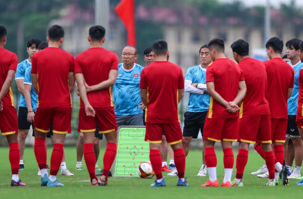 HLV Park Hang-seo mang cả sa bàn chiến thuật ra sân bóng Khu liên hợp thể thao Việt Trì để nhắc nhở học trò từ cách di chuyển, sự phối hợp nhuần nhuyễn và thành thạo lối đá tấn công khi gặp các đối thủ chuyên lo phòng ngự.