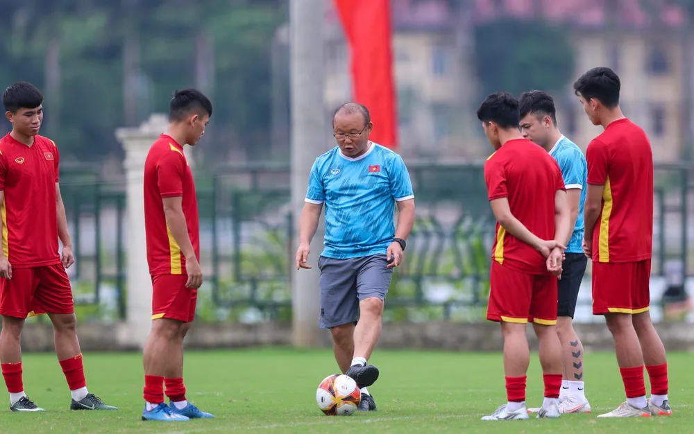 HLV Park Hang-seo hướng dẫn cụ thể cách chạm bóng sao cho có lợi nhất, giúp các học trò làm chủ tình huống.