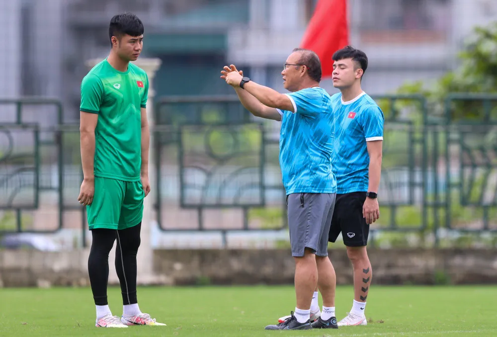 Thủ môn Văn Toản suốt 270 phút vẫn chưa gặp nhiều thử thách lớn. Tuy nhiên, người gác đền của Hải Phòng thường có những pha bắt hụt bóng, như ở trận ra quân gặp Indonesia hay mới nhất trong trận tiếp Myanmar.