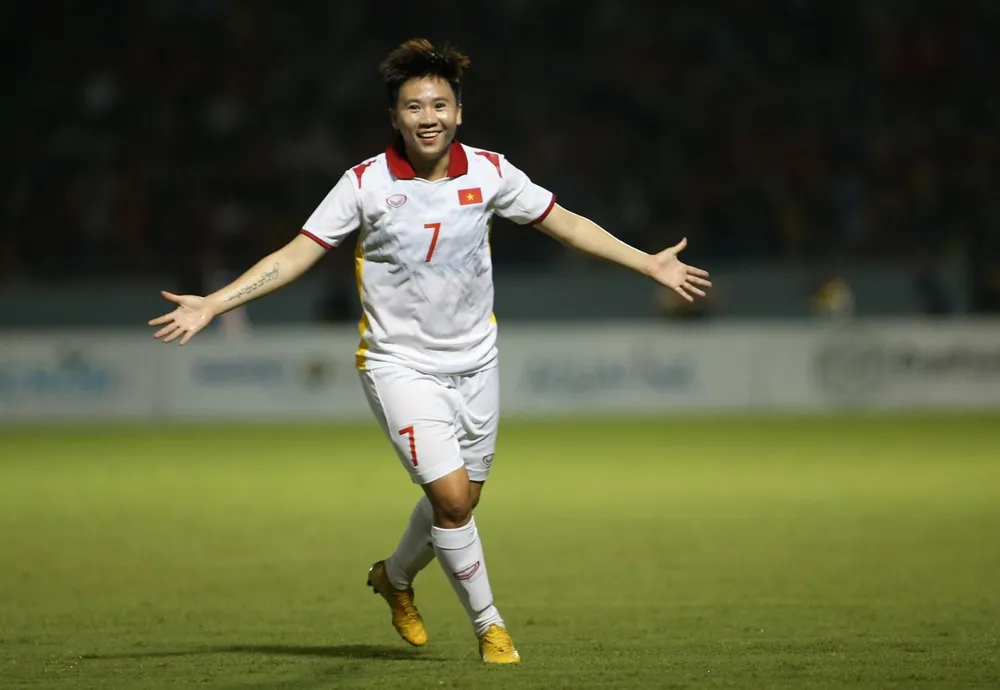 Tuyết Dung ăn mừng bàn thắng tuyệt đẹp từ một cú sút phạt trực tiếp từ ngoài 20 mét. Ảnh: ANH PHƯƠNG. Tuyết Dung ăn mừng bàn thắng tuyệt đẹp từ một cú sút phạt trực tiếp từ ngoài 20 mét. Ảnh: ANH PHƯƠNG.