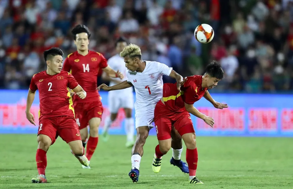 U-23 Việt Nam thắng nhẹ U-23 Myanmar 1-0 để soán ngôi chính đối thủ này, đồng thời giúp Indonesia nhảy lên nhì bảng A. Ảnh: ANH PHƯƠNG.