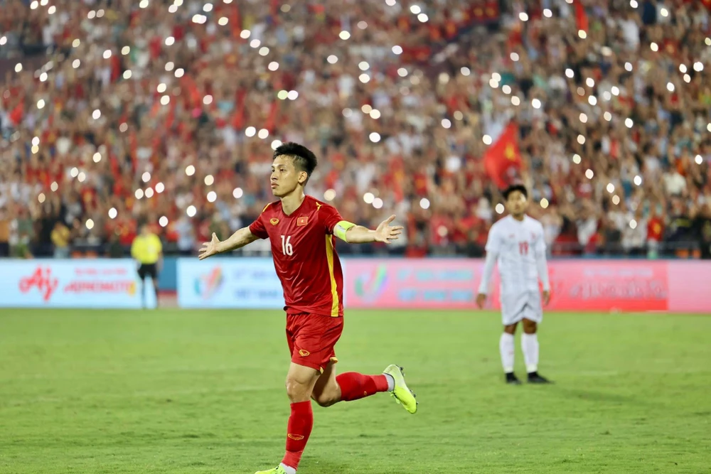 Thủ quân Hùng Dũng ghi bàn duy nhất giúp U-23 Việt Nam lên ngôi nhất bảng A. Ảnh: ANH PHƯƠNG.