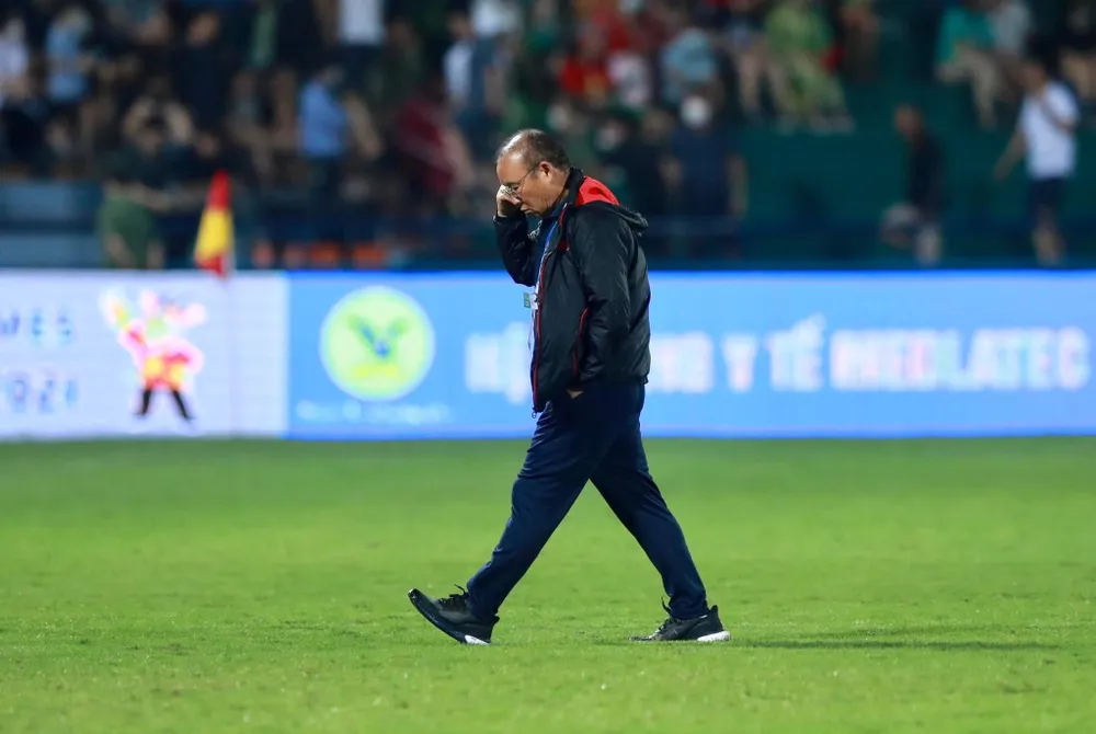 HLV Park Hang-seo suy tính rất kỹ cách chơi cho học trò và không ngại bất kỳ đối thủ nào trong hai trận đấu cuối cùng ở SEA Games 31 với mục tiêu bảo vệ huy chương vàng. Ảnh: ANH DUY. HLV Park Hang-seo suy tính rất kỹ cách chơi cho học trò và không ngại bất kỳ đối thủ nào trong hai trận đấu cuối cùng ở SEA Games 31 với mục tiêu bảo vệ huy chương vàng. Ảnh: ANH DUY.