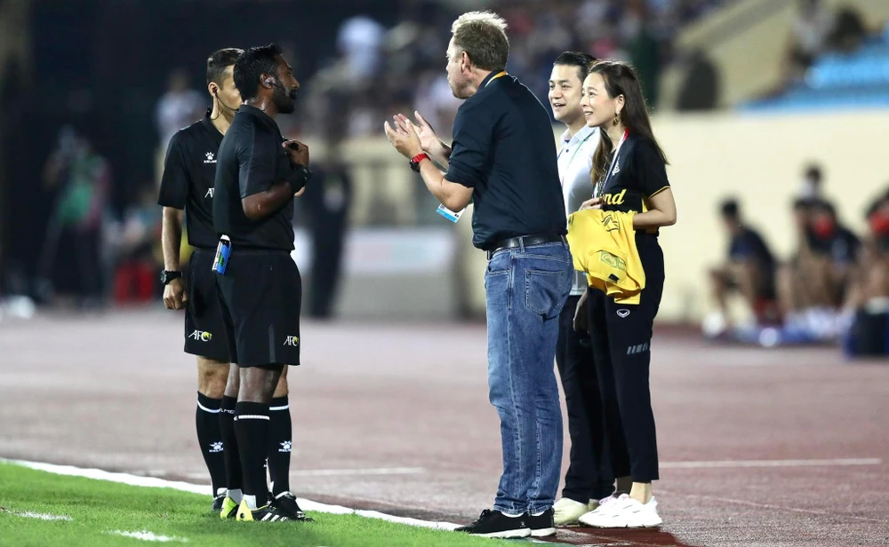 Thầy trò Polking vừa tránh chủ nhà Việt Nam ở bán kết lại vừa có ưu thế chơi trên mặt sân quen thuộc. Ảnh: ANH DUY.