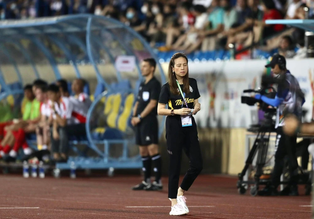 Nữ trưởng đoàn Nuanphan Lamsam của tuyển U-23 Thái Lan cảm động với sự ủng hộ cuồng nhiệt của khán giả trên sân Thiên Trường. Ảnh: ANH DUY.