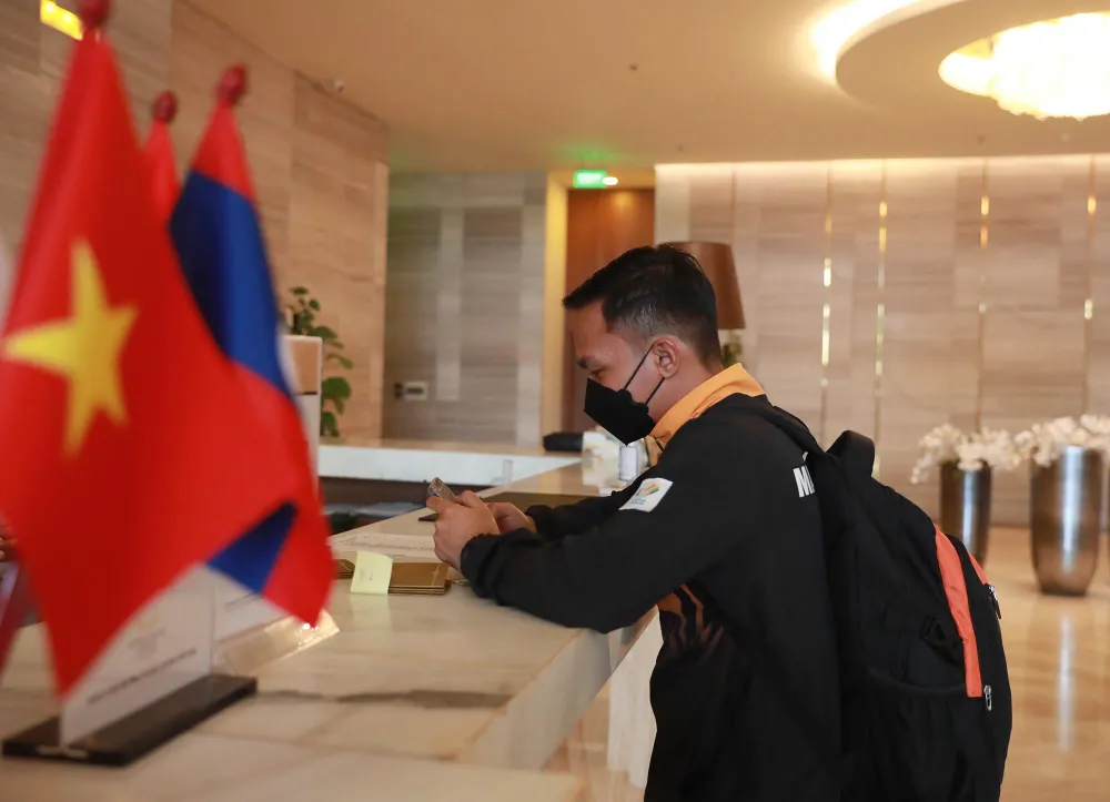 Cầu thủ Malaysia check in tại khách sạn và nghỉ ngơi hoàn toàn trong ngày 17-5. Thầy trò Maloney có bất lợi nghỉ ít hơn một ngày so với đội tuyển U-23 Việt Nam. Cầu thủ Malaysia check in tại khách sạn và nghỉ ngơi hoàn toàn trong ngày 17-5. Thầy trò Maloney có bất lợi nghỉ ít hơn một ngày so với đội tuyển U-23 Việt Nam.