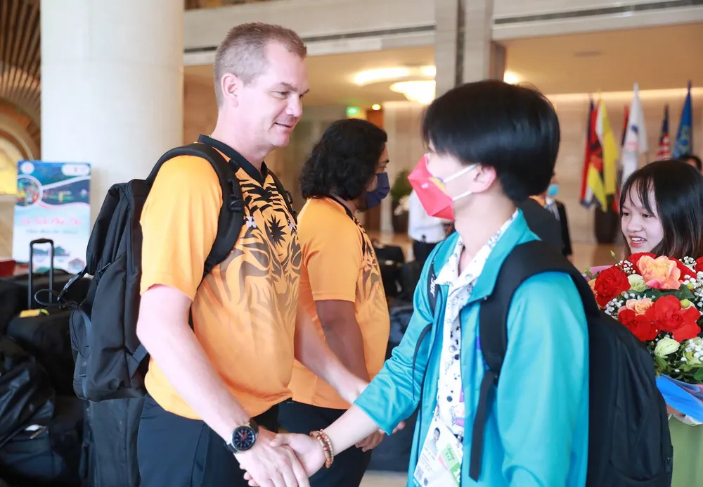 HLV Maloney thân thiện không xa lạ với làng bóng khu vực khi từng dẫn dắt U-18 Malaysia lên ngôi á quân giải U-18 Đông Nam Á 2019 và chỉ thua mỗi U-18 Úc trong trận chung kết diễn ra tại sân Thống Nhất. HLV Maloney thân thiện không xa lạ với làng bóng khu vực khi từng dẫn dắt U-18 Malaysia lên ngôi á quân giải U-18 Đông Nam Á 2019 và chỉ thua mỗi U-18 Úc trong trận chung kết diễn ra tại sân Thống Nhất.