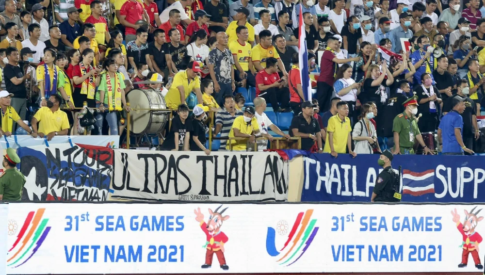 Đội tuyển U-23 Thái Lan rất bất ngờ khi có nhiều cổ động viên ủng hộ cuồng nhiệt. Ảnh: ANH DUY.