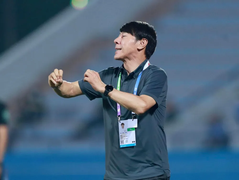 HLV Shin Tae-yong tự tin sẽ giúp Indonesia đòi nợ Thái Lan ở sân chơi SEA Games sau khi thua chung kết AFF Cup. Ảnh: ANH DUY.