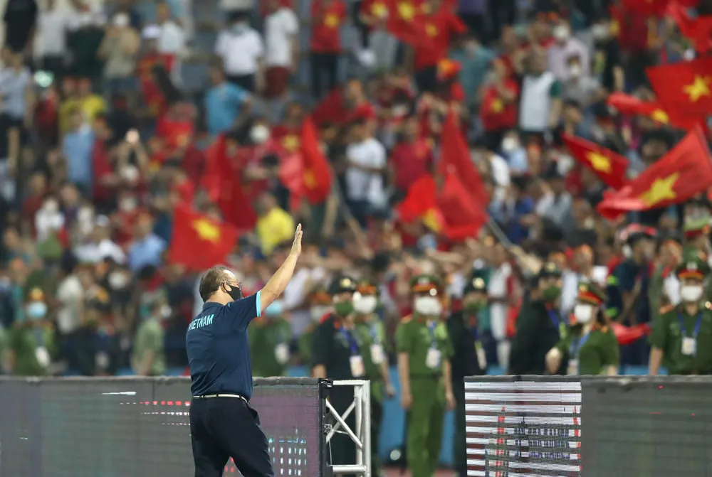 HLV Park Hang-seo vẫy tay chào cổ động viên trên sân Việt Trì... HLV Park Hang-seo vẫy tay chào cổ động viên trên sân Việt Trì...