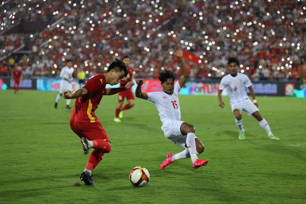 Có đông đảo khán giả trên sân Việt Trì cổ vũ cuồng nhiệt cho thầy trò Park Hang-seo trong mỗi trận đấu ở SEA Games 31. Ảnh: ANH DUY. Có đông đảo khán giả trên sân Việt Trì cổ vũ cuồng nhiệt cho thầy trò Park Hang-seo trong mỗi trận đấu ở SEA Games 31. Ảnh: ANH DUY.